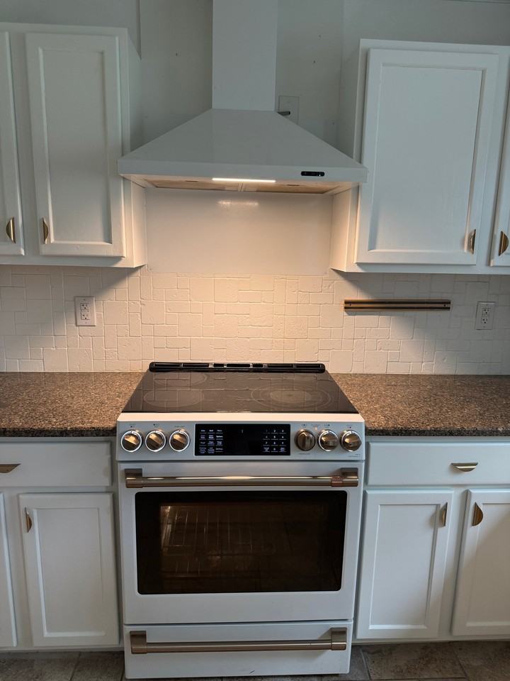 1208 Creek Knl - Photo 2 of 7