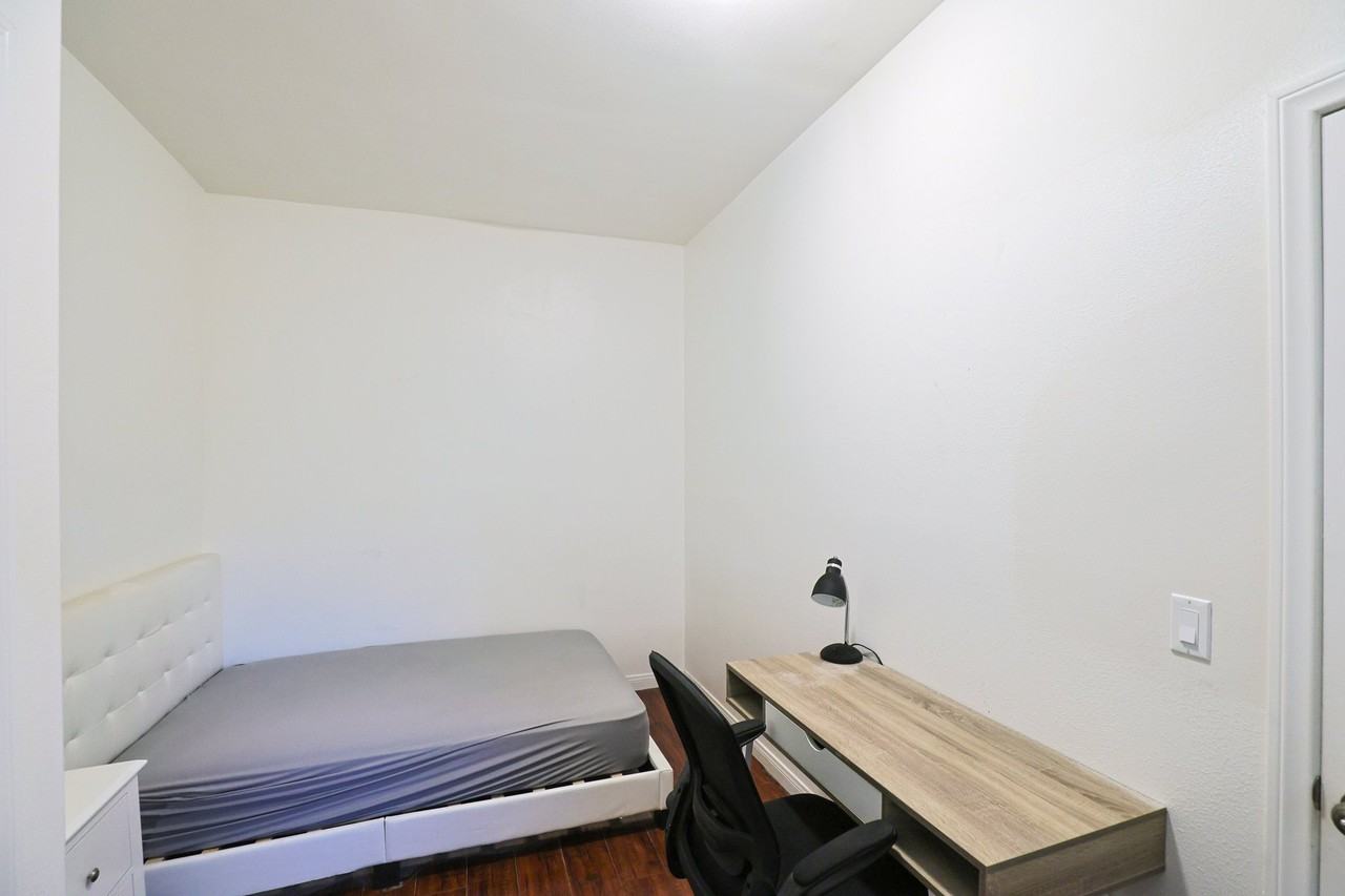 2626 S Budlong Ave - Photo 2 of 17