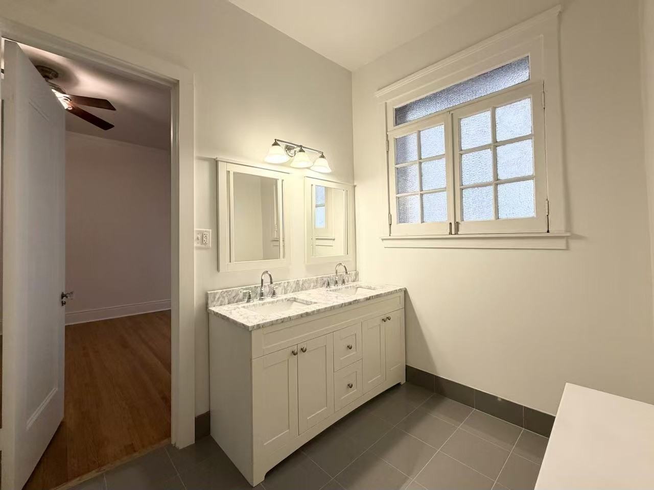 415 W Surf St #3 - Photo 4 of 36