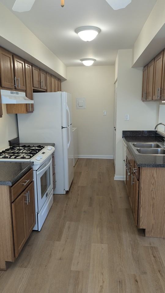 10S442 Echo Ln #3 - Photo 2 of 29