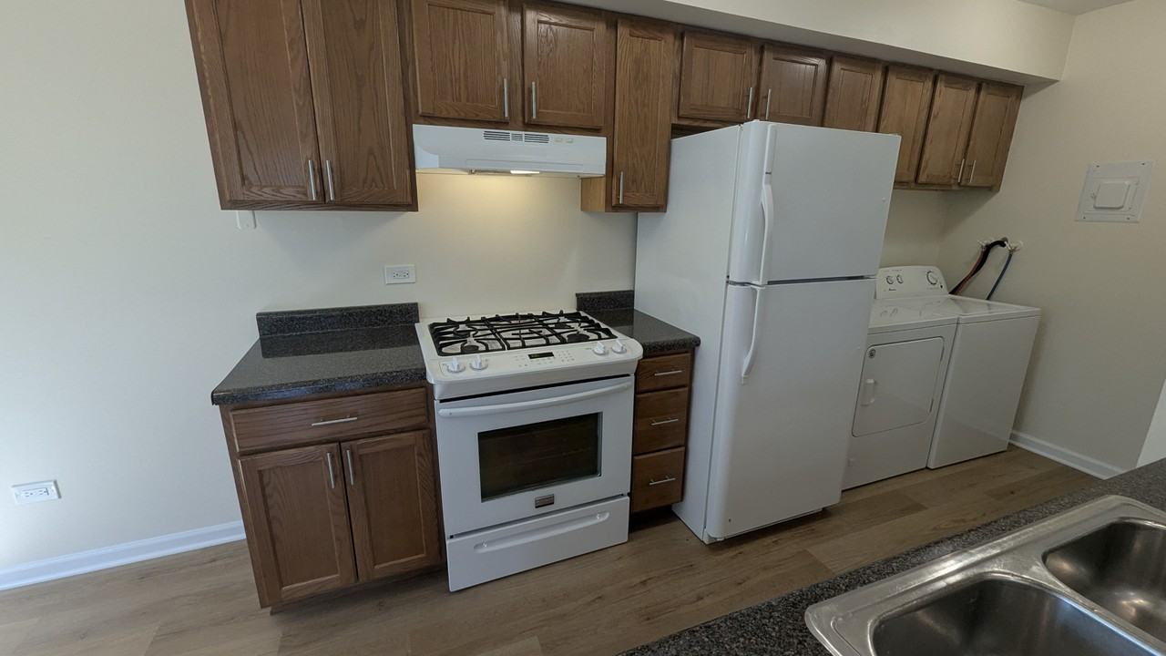 10S442 Echo Ln #3 - Photo 4 of 29