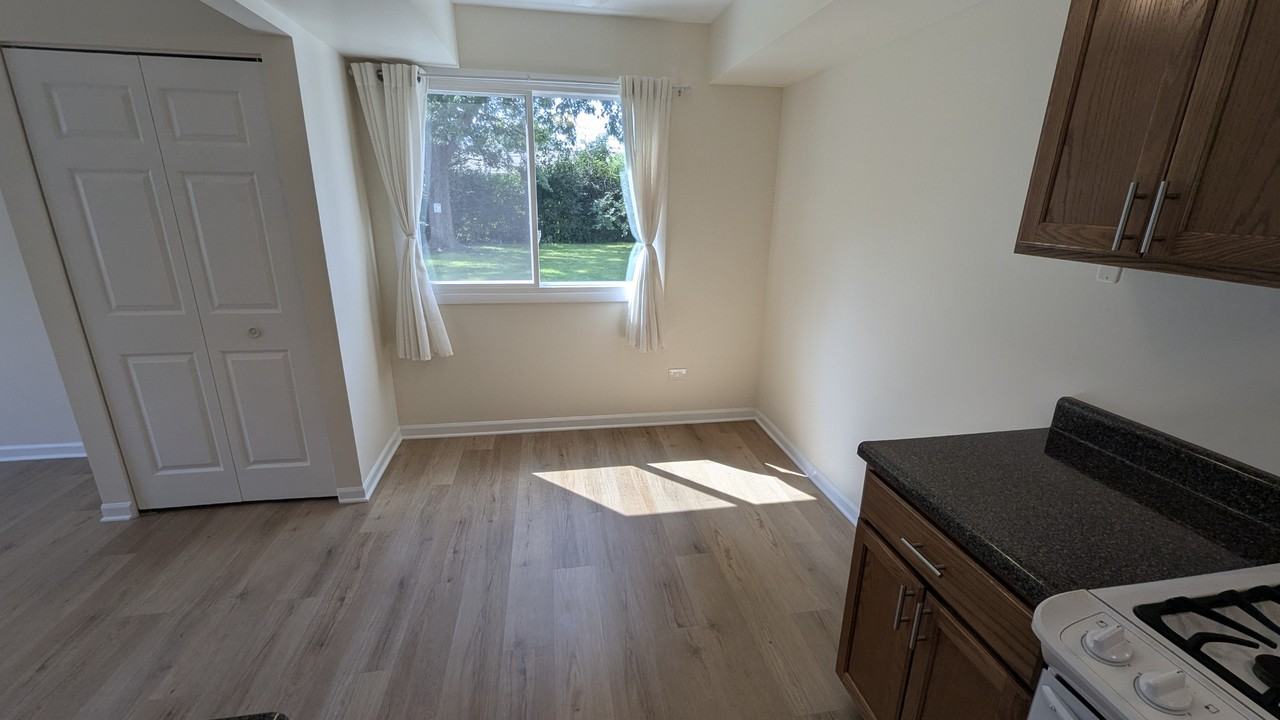 10S442 Echo Ln #3 - Photo 6 of 29
