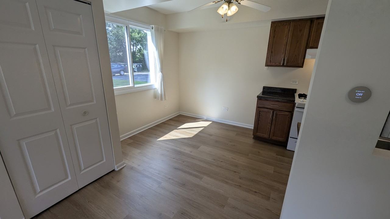 10S442 Echo Ln #3 - Photo 7 of 29