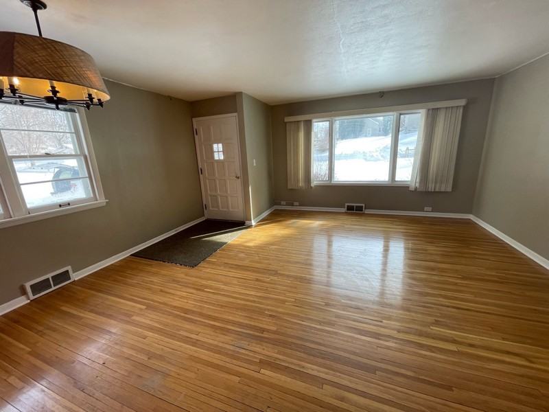 702 W Bancroft Ave - Photo 4 of 13