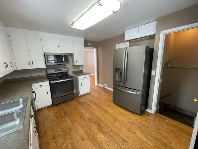 702 W Bancroft Ave - Photo 7 of 13