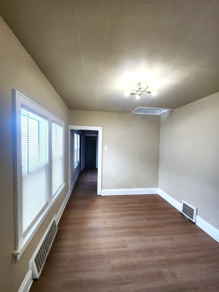 612 S 61st St - Photo 4 of 12