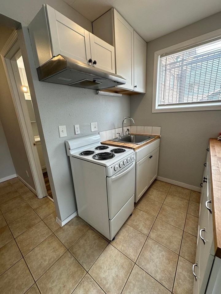 1212 E St #1 - Photo 5 of 10
