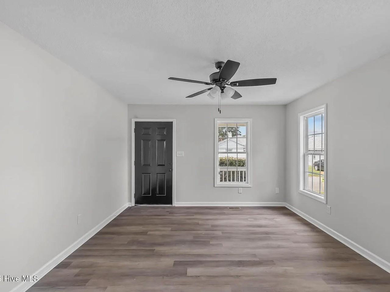 212 Lawson St - Photo 3 of 20