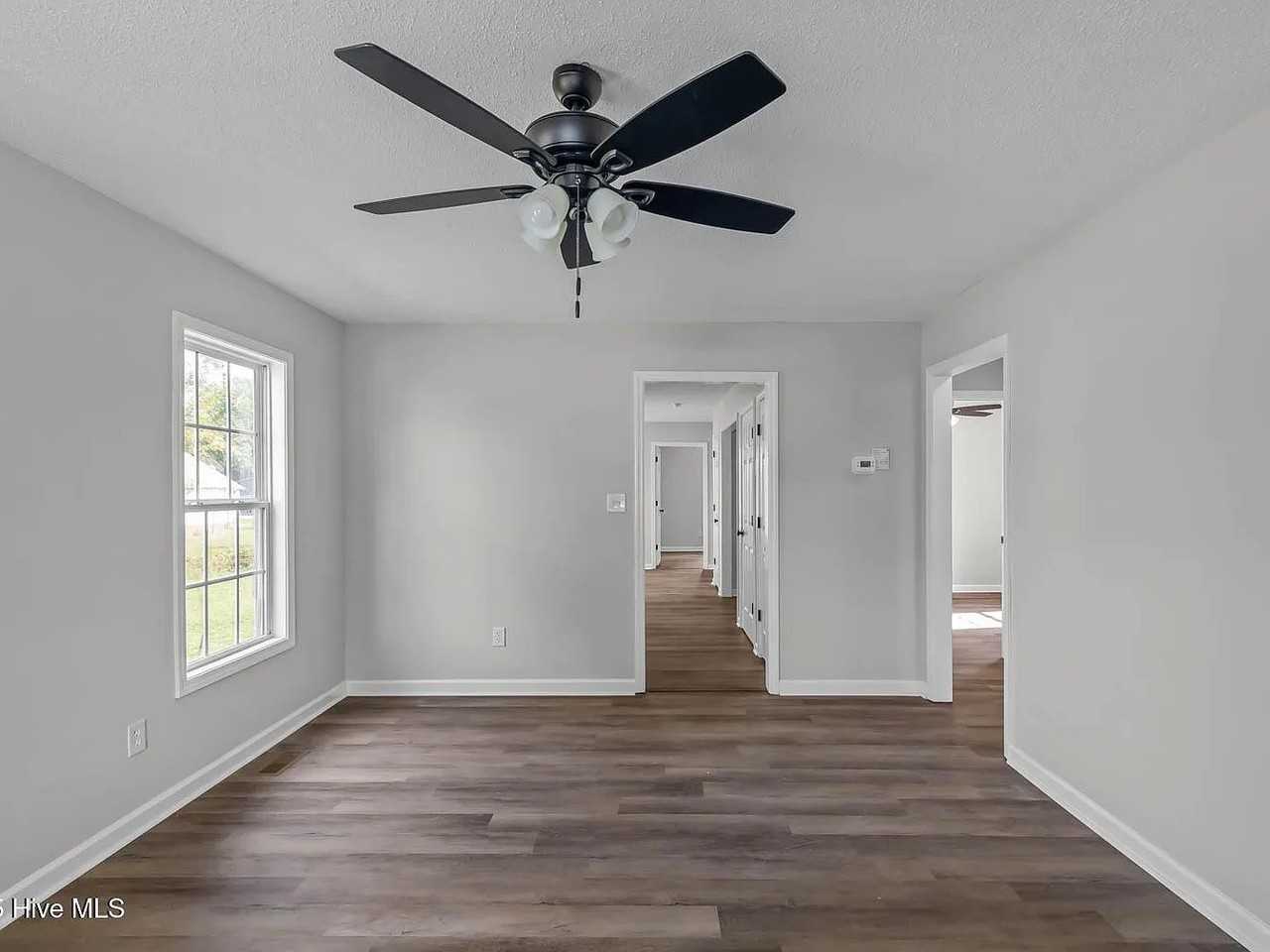 212 Lawson St - Photo 5 of 20