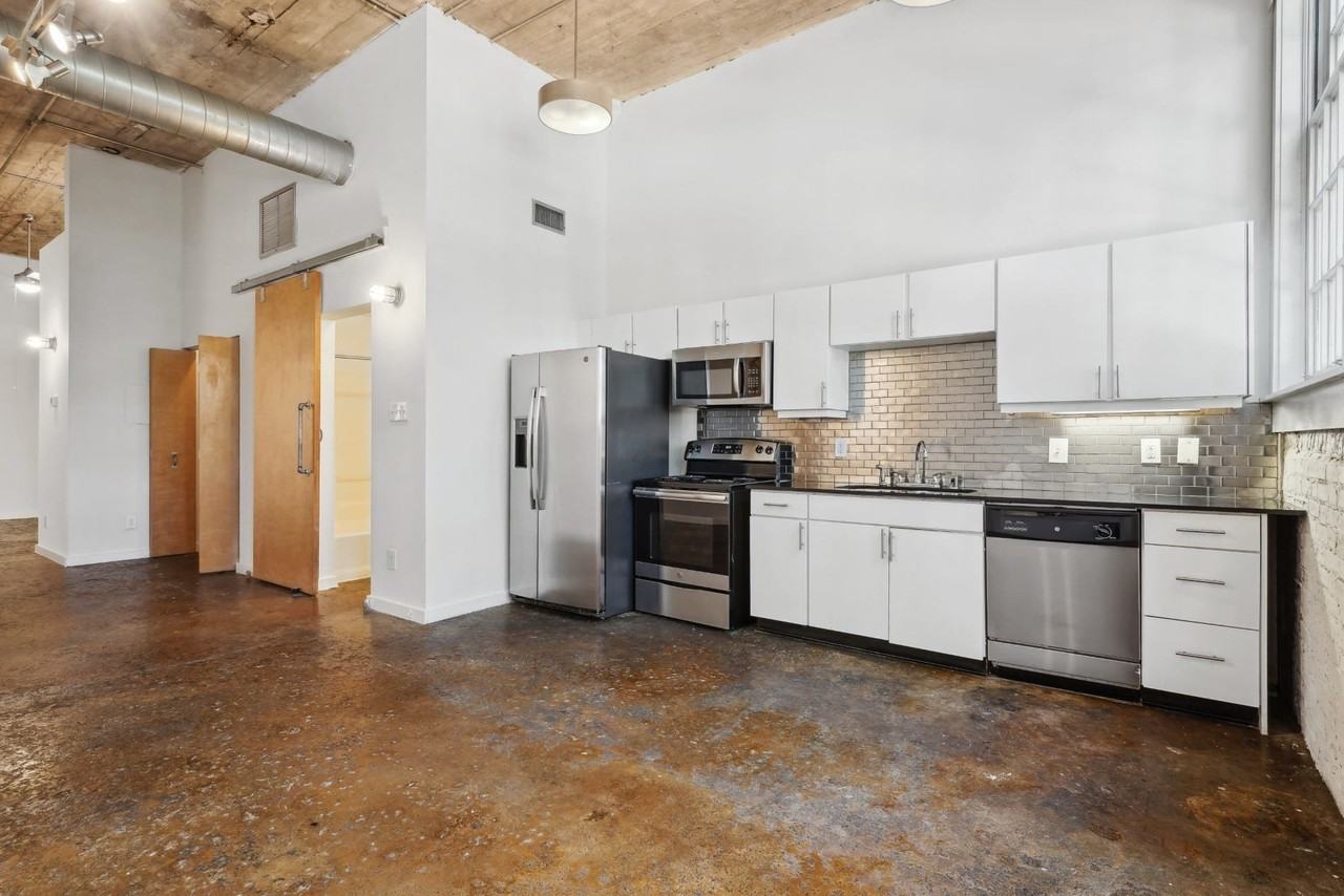 3221 Commerce St #411 - Photo 7 of 15