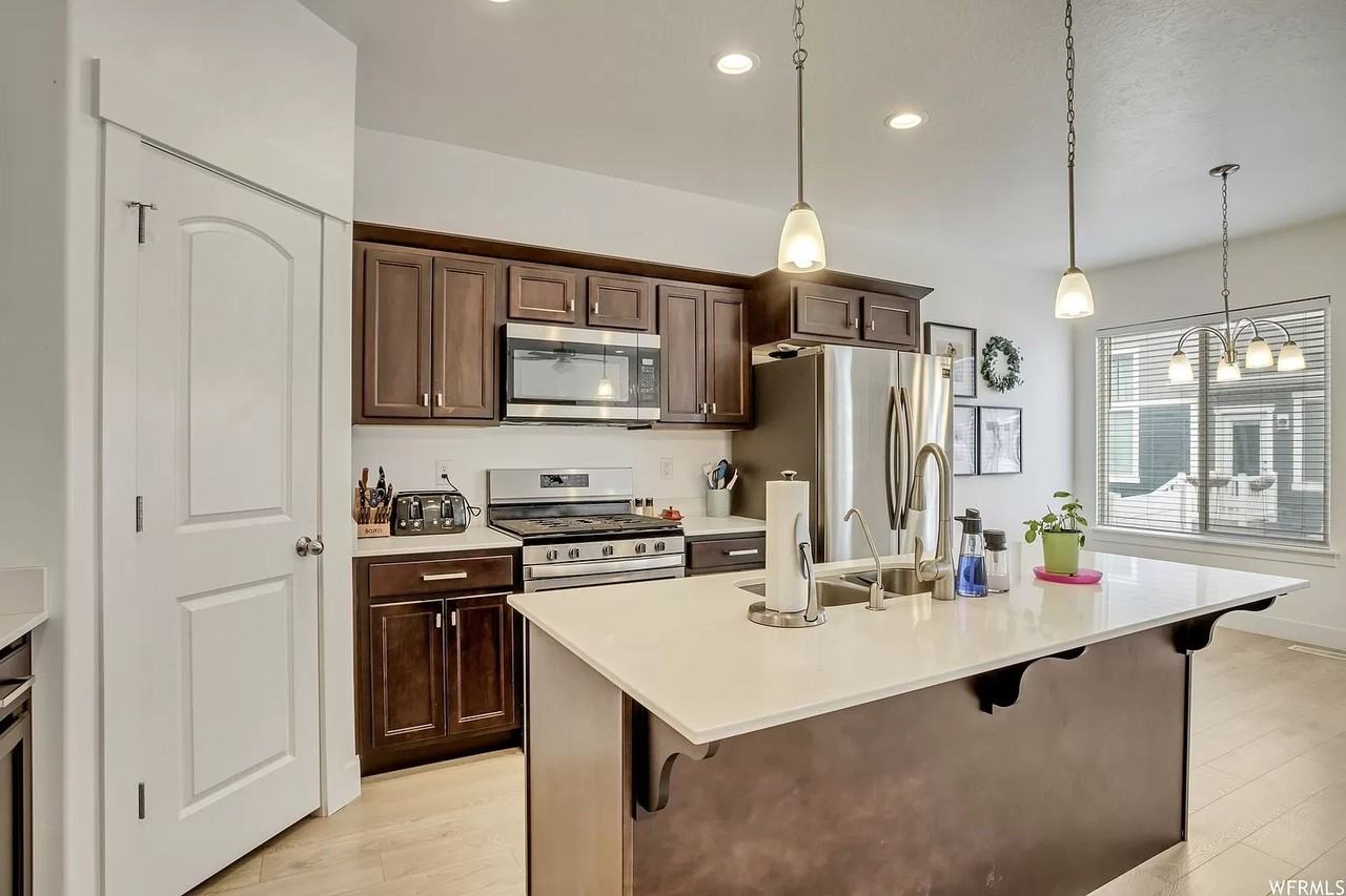 1761 Nw - Photo 2 of 3