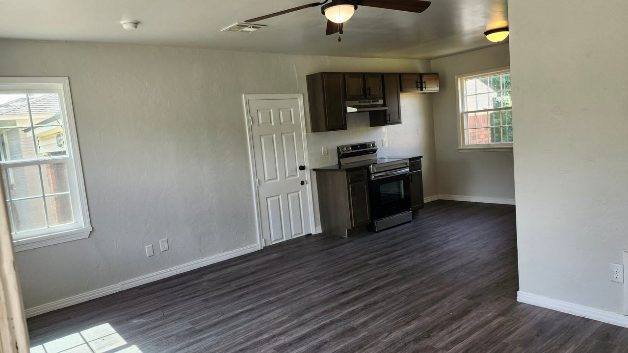 1833 Westchester Dr - Photo 3 of 12