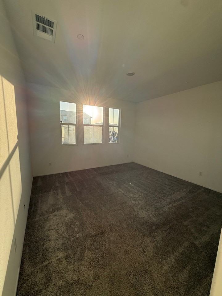 2543 Wild Rose St - Photo 4 of 5