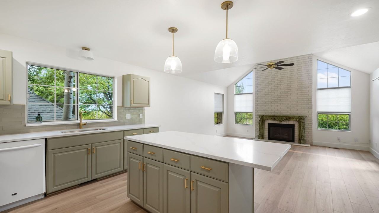 1275 Cambridge Ct - Photo 3 of 20