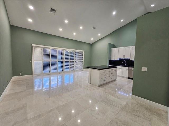 5770 Coach House Cir - Photo 5 of 8