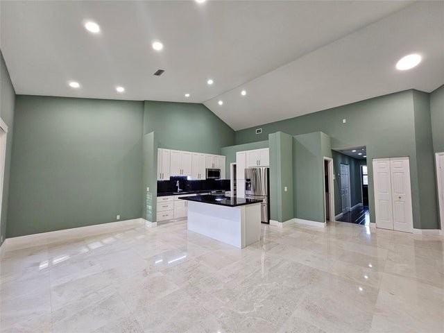 5770 Coach House Cir - Photo 6 of 8