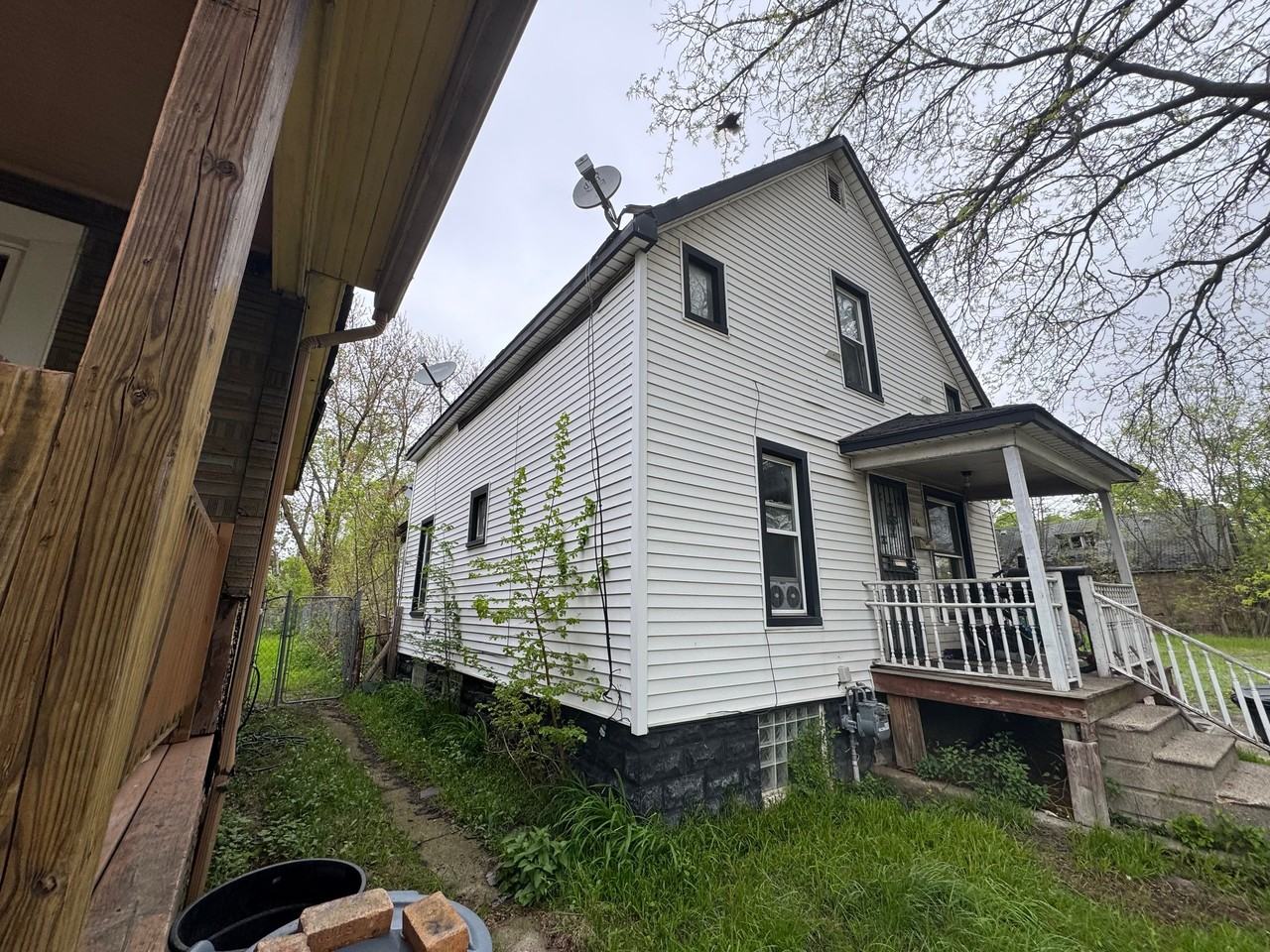 376 Highland St - Photo 4 of 19