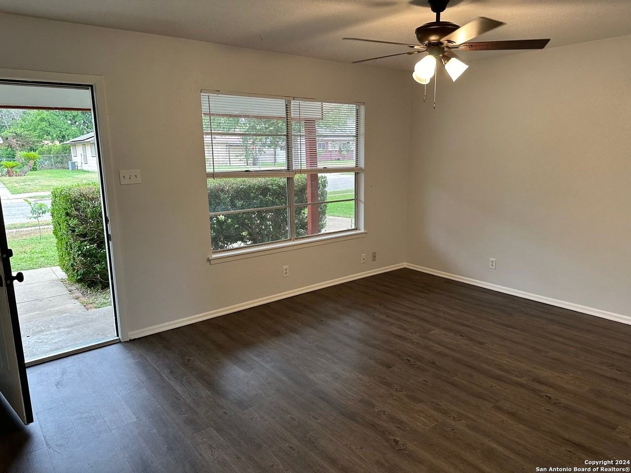 7211 Westglade Dr - Photo 2 of 20