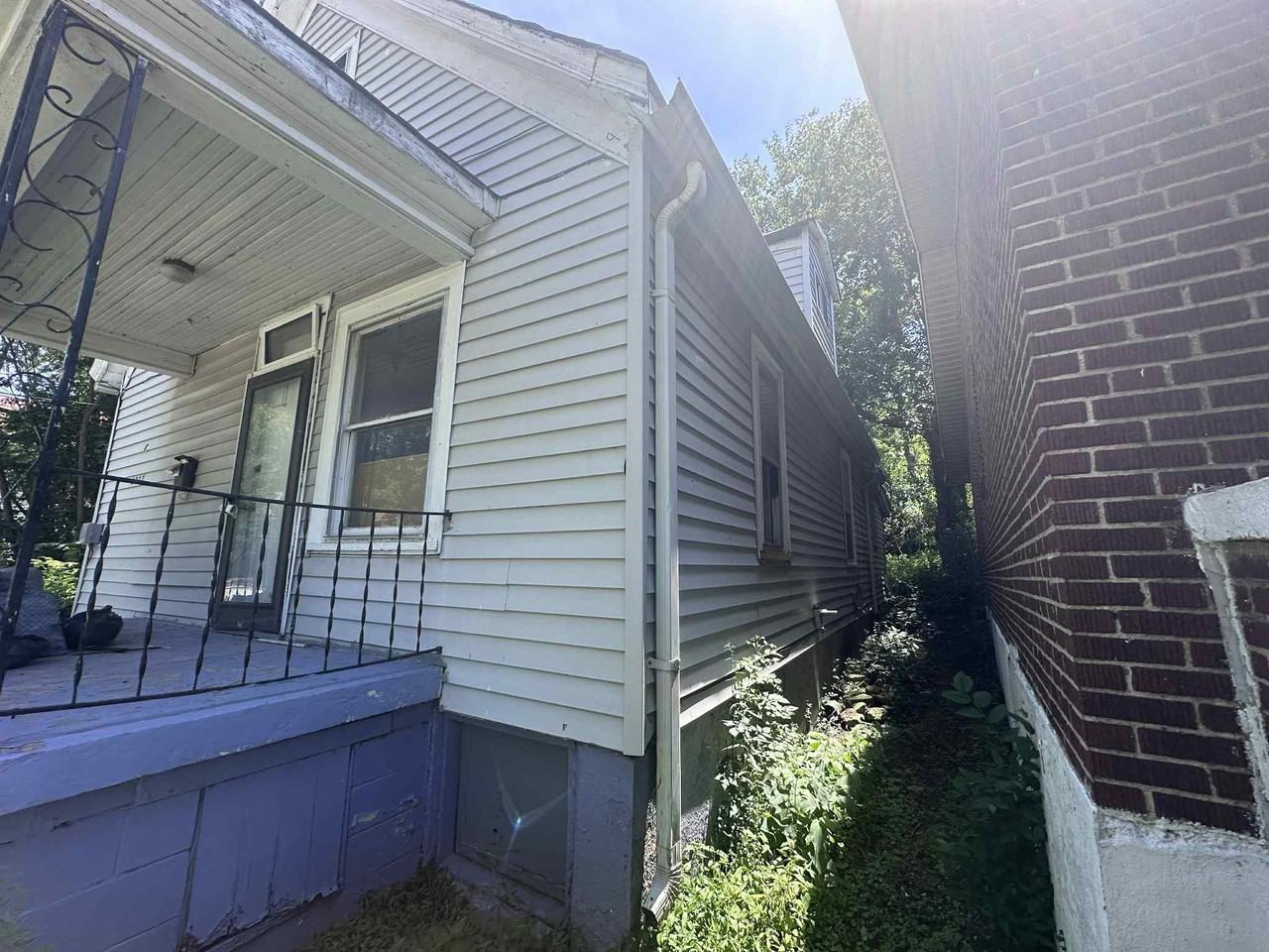 3912 Beachwood Ave - Photo 3 of 20