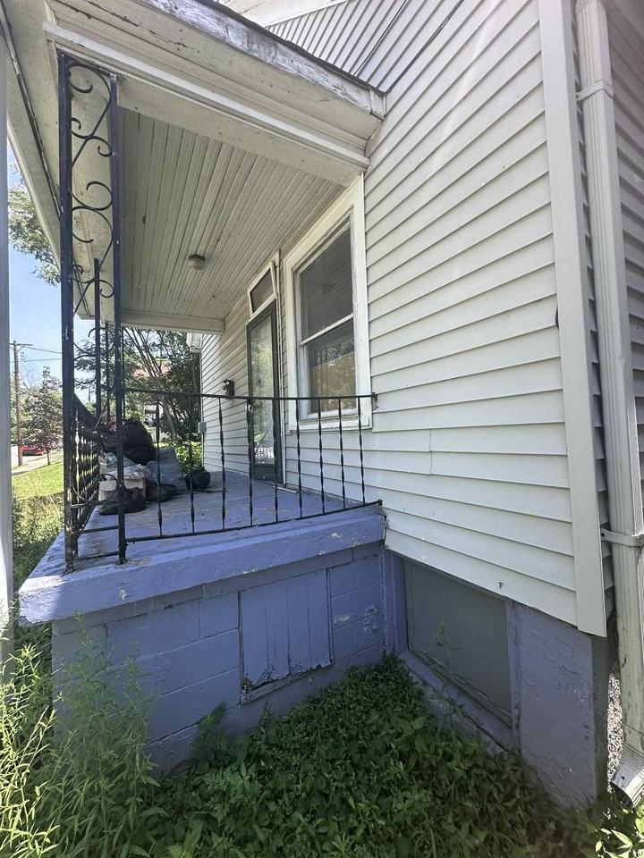 3912 Beachwood Ave - Photo 4 of 20