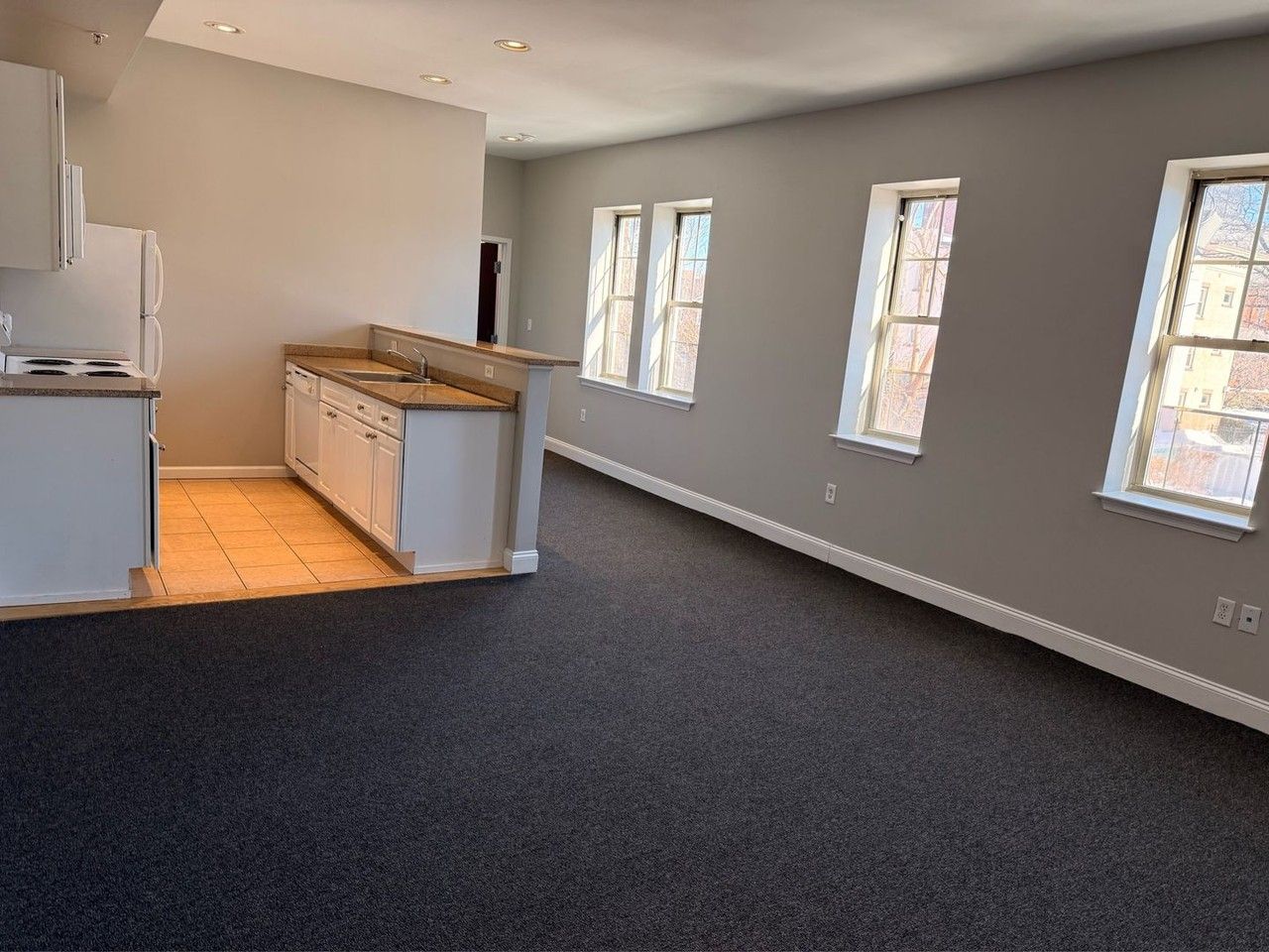 210 Farmington Ave - Photo 3 of 7