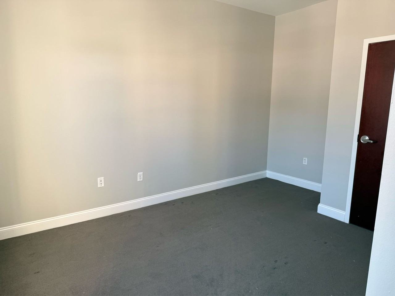 210 Farmington Ave - Photo 5 of 7