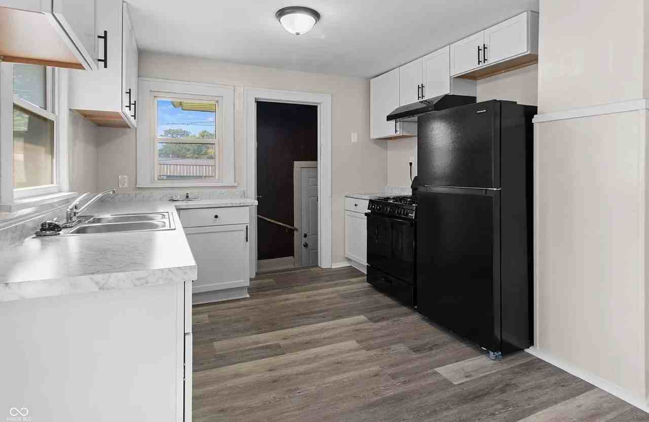 618 W 22nd St - Photo 2 of 11