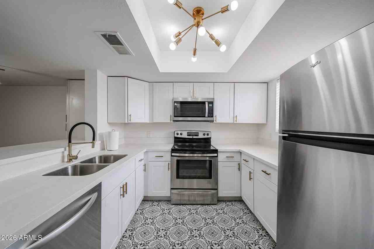 812 W 14th St - Photo 7 of 50