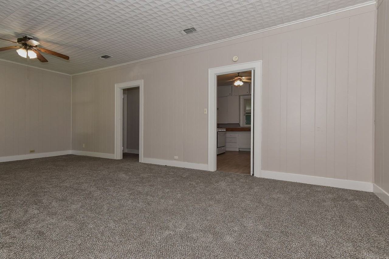 3814 Roberts St - Photo 5 of 27