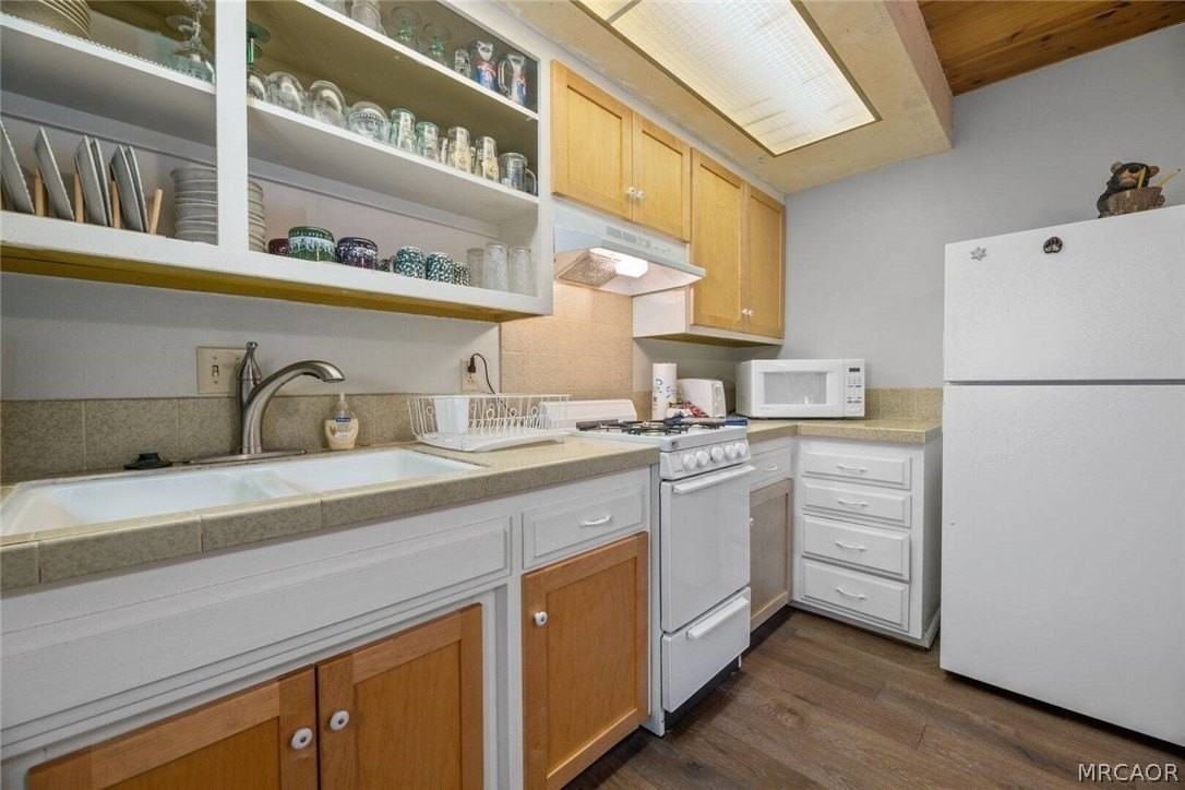 225 W Rainbow Blvd - Photo 7 of 16