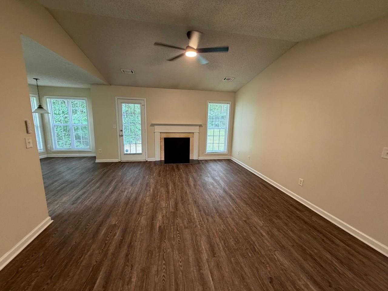 211 Ravenwood Ct - Photo 2 of 18