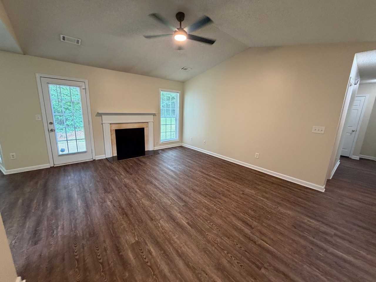 211 Ravenwood Ct - Photo 3 of 18