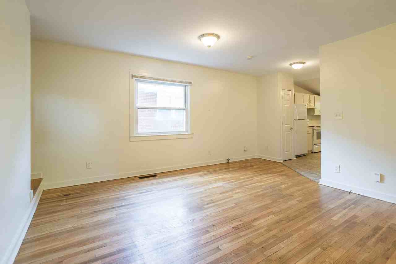 903 Onslow St - Photo 4 of 11