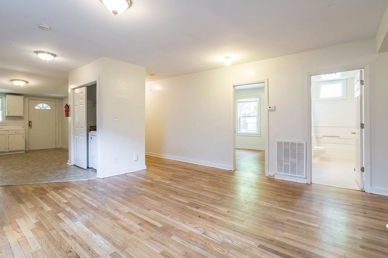 903 Onslow St - Photo 6 of 11
