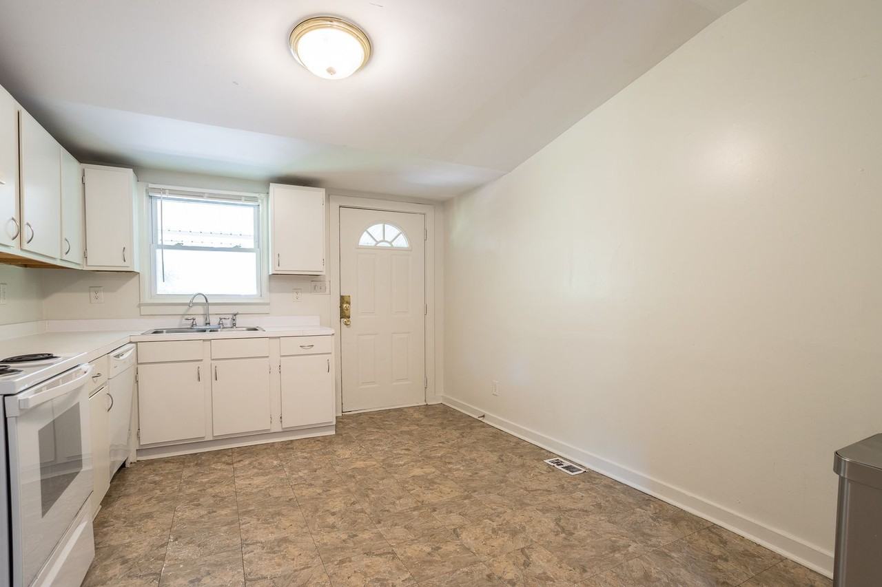 903 Onslow St - Photo 7 of 11
