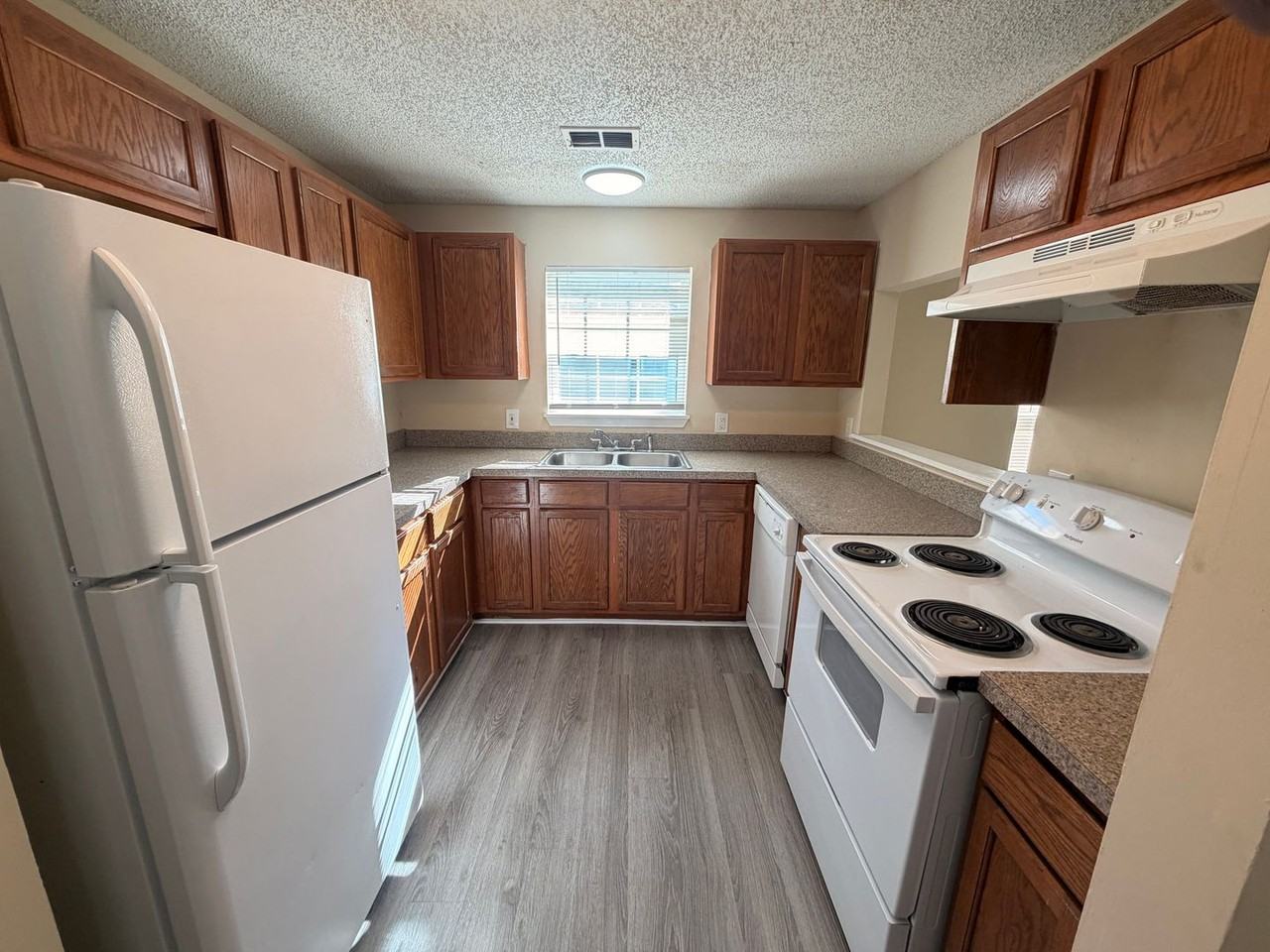 747 Broxton St - Photo 4 of 12
