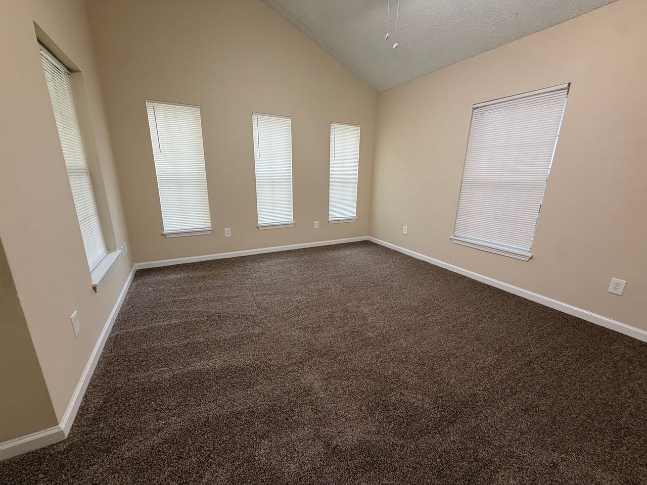 747 Broxton St - Photo 5 of 12