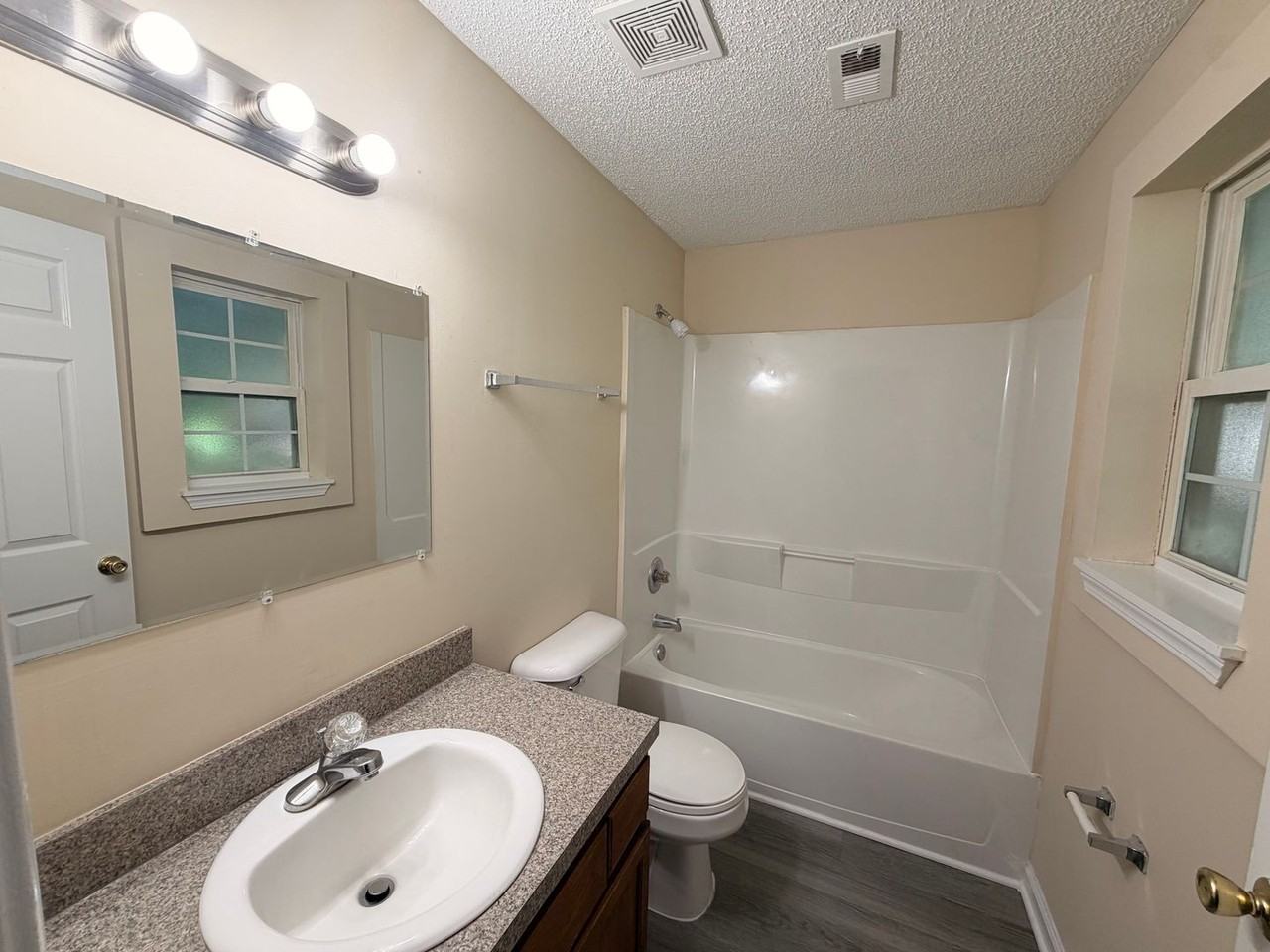 747 Broxton St - Photo 6 of 12