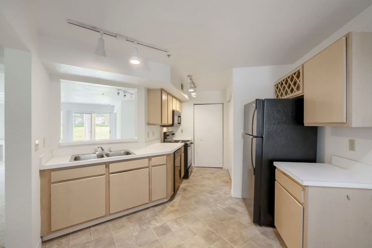 7270 Westpointe Blvd - Photo 5 of 30