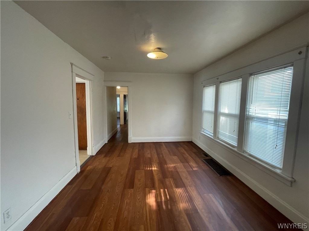 422 Moselle St - Photo 4 of 10