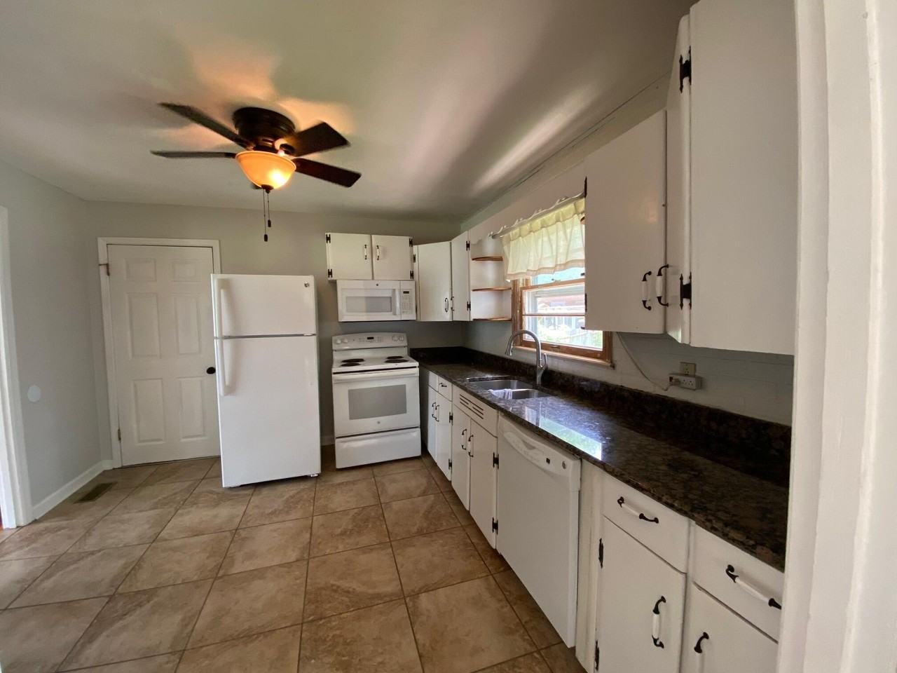 714 S Lovell Ave - Photo 4 of 18