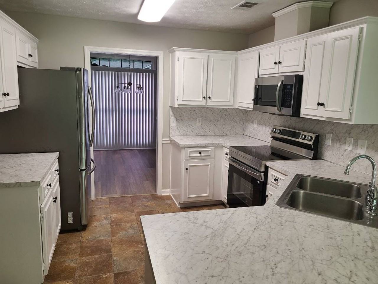 8007 Creekland Dr - Photo 2 of 9