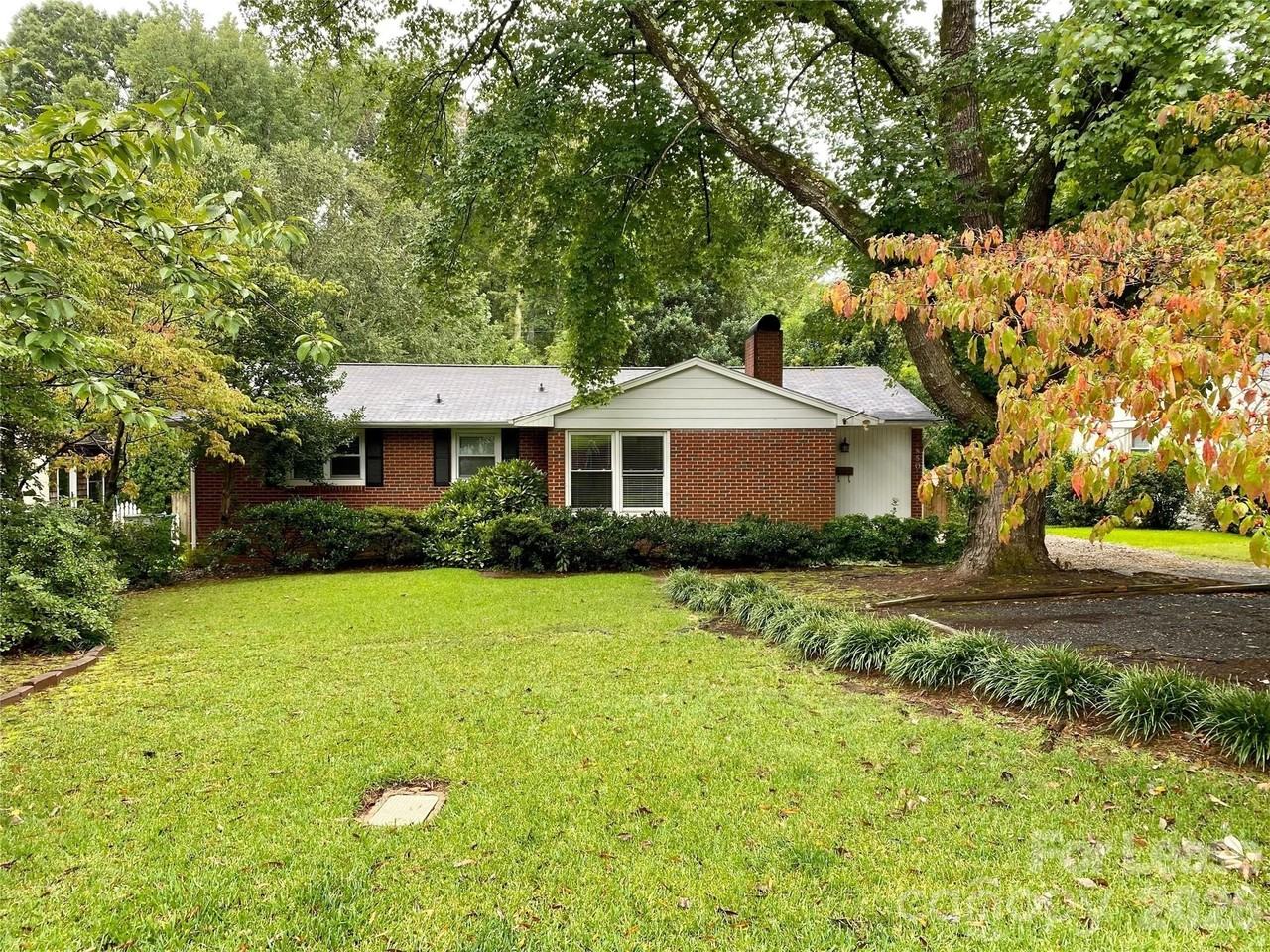 850 Montford Dr - Photo 2 of 16