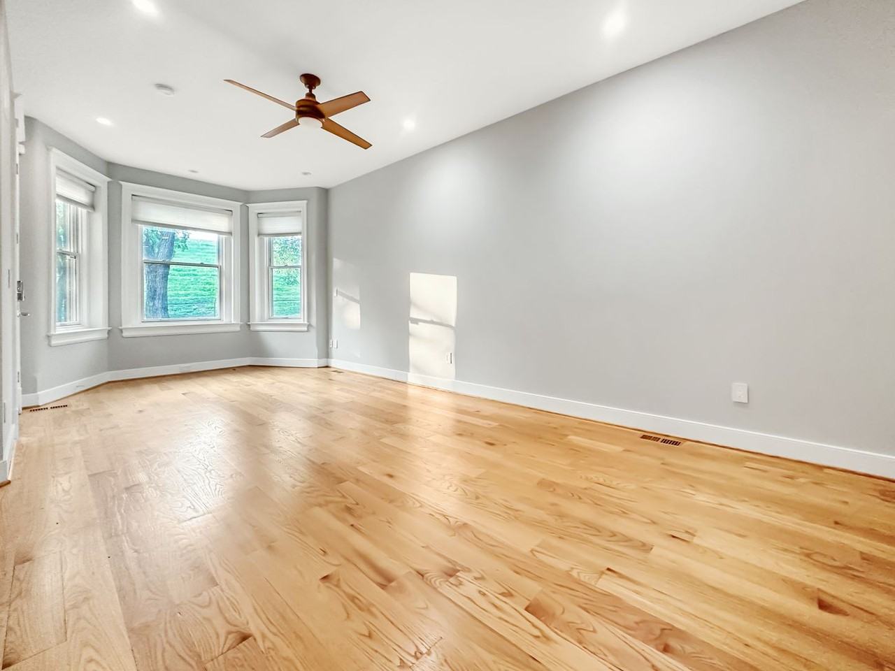 122 Bryant St Nw #1 - Photo 4 of 35