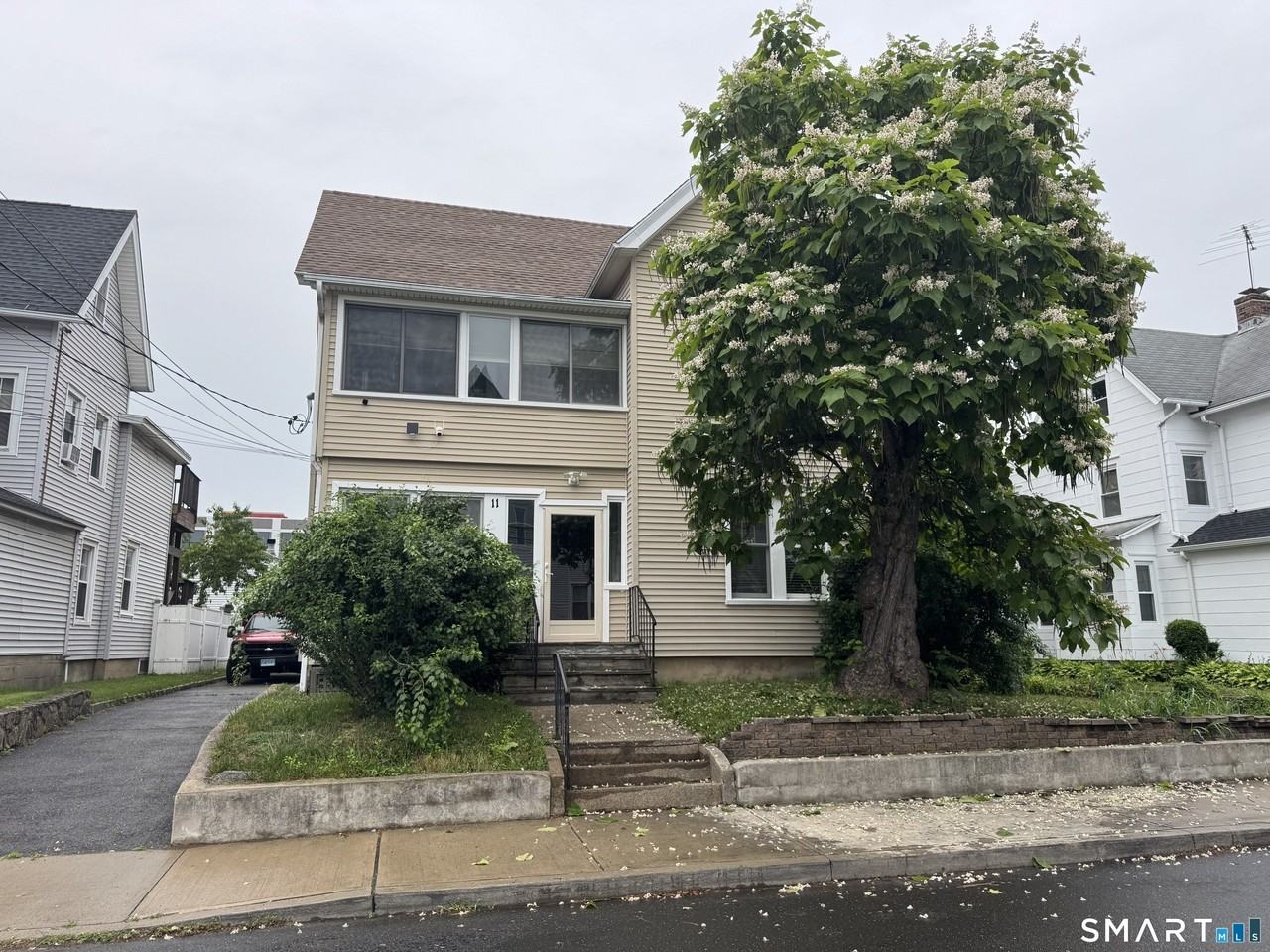 11 Betts Pl - Photo 2 of 18