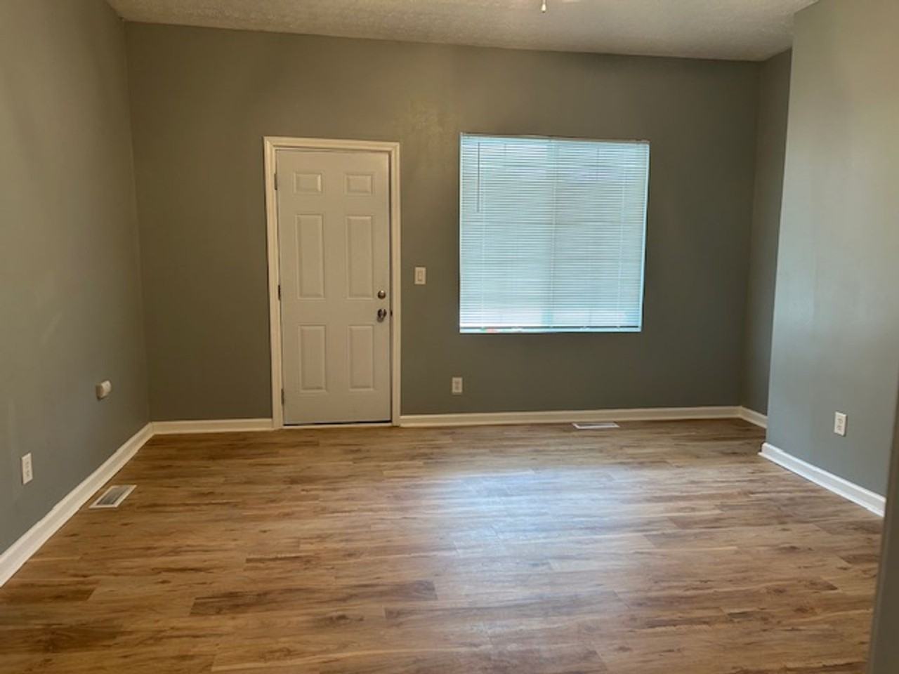 425 Huffman Ave - Photo 3 of 28
