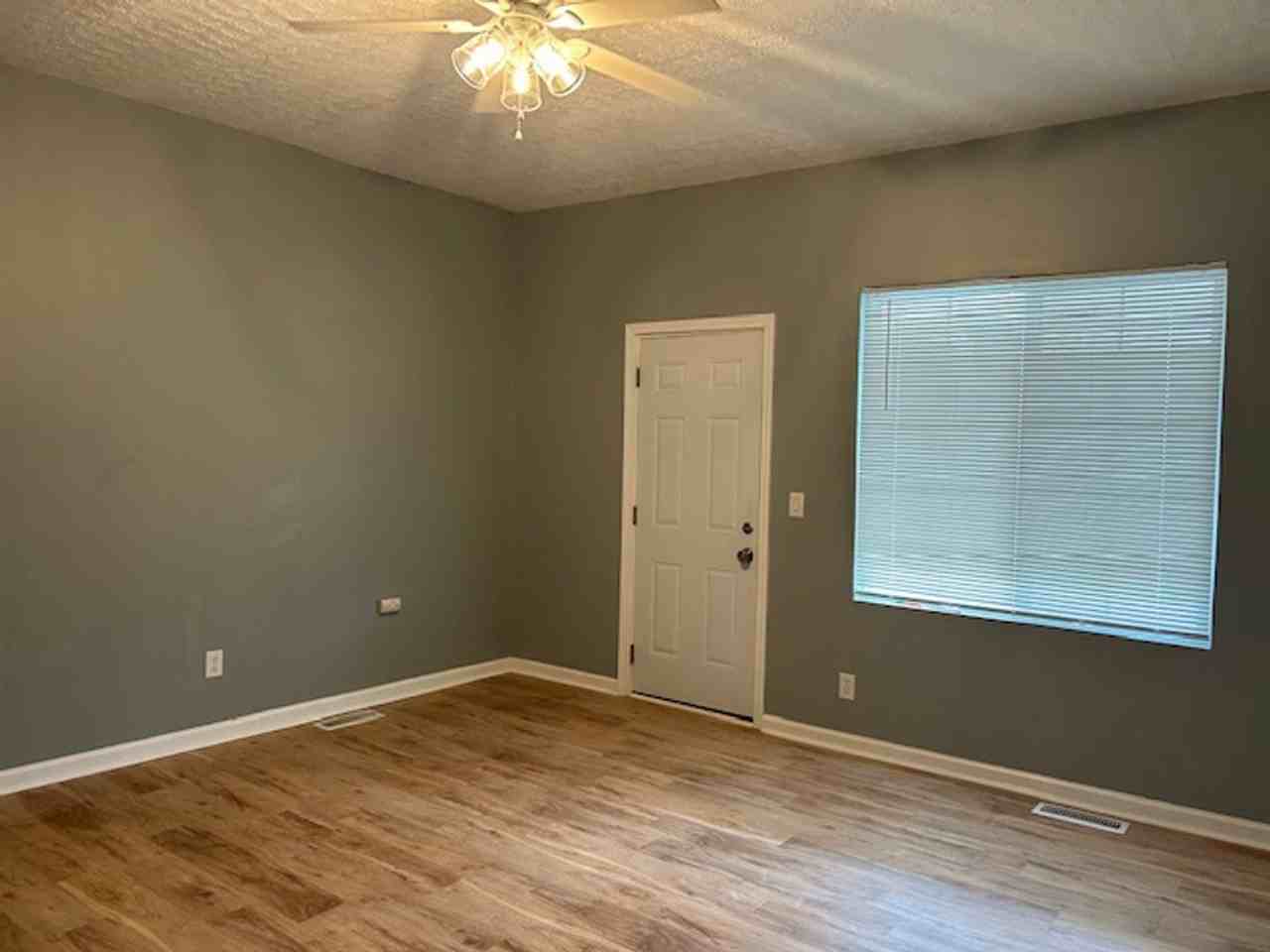 425 Huffman Ave - Photo 4 of 28