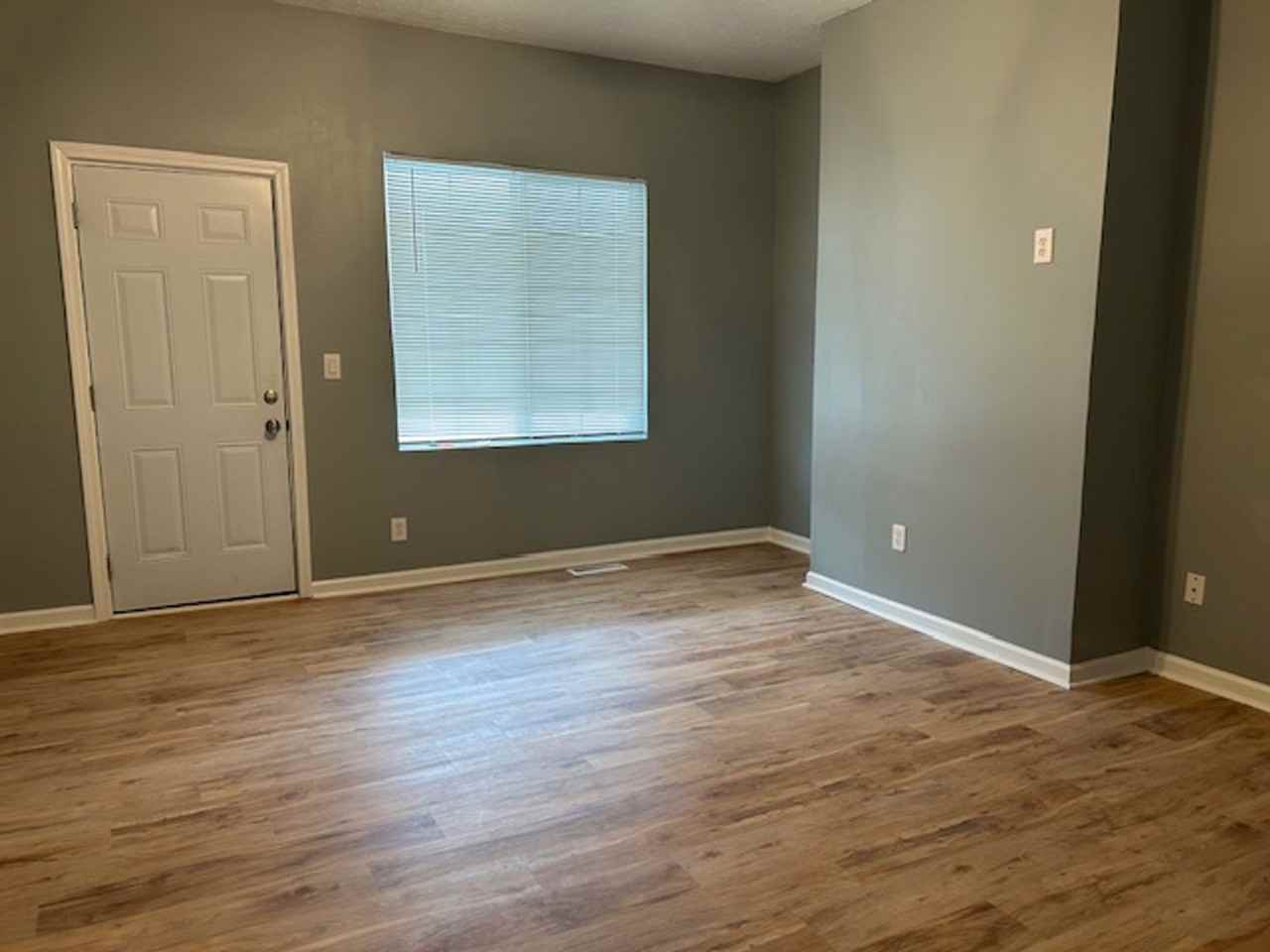 425 Huffman Ave - Photo 5 of 28