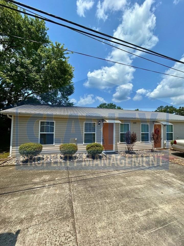 209 Hughes Ave Nw - Photo 2 of 14
