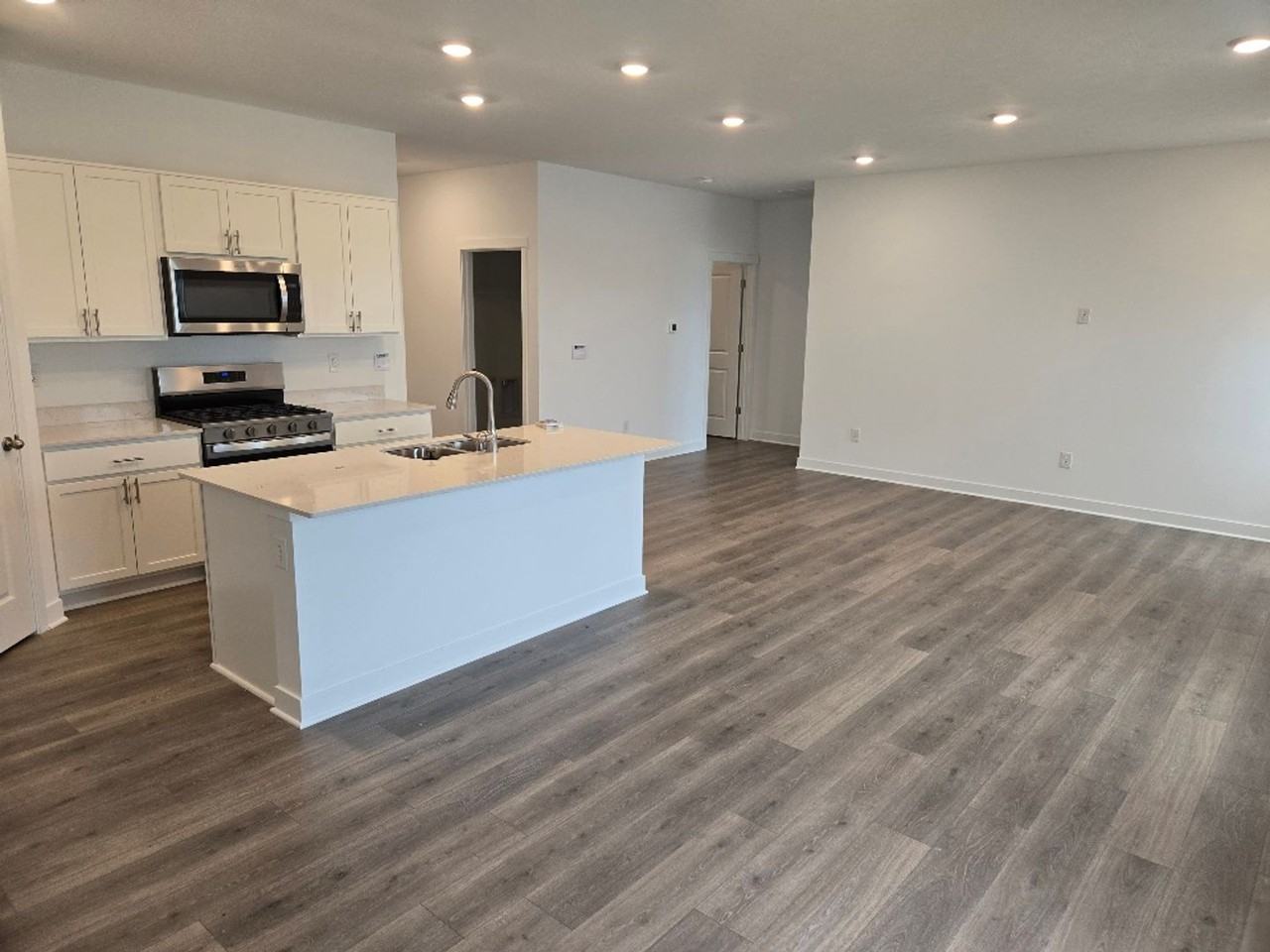 9203 Hemingway Dr - Photo 3 of 8